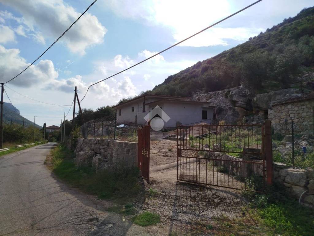 casa indipendente in vendita a Terracina in zona Casaletti