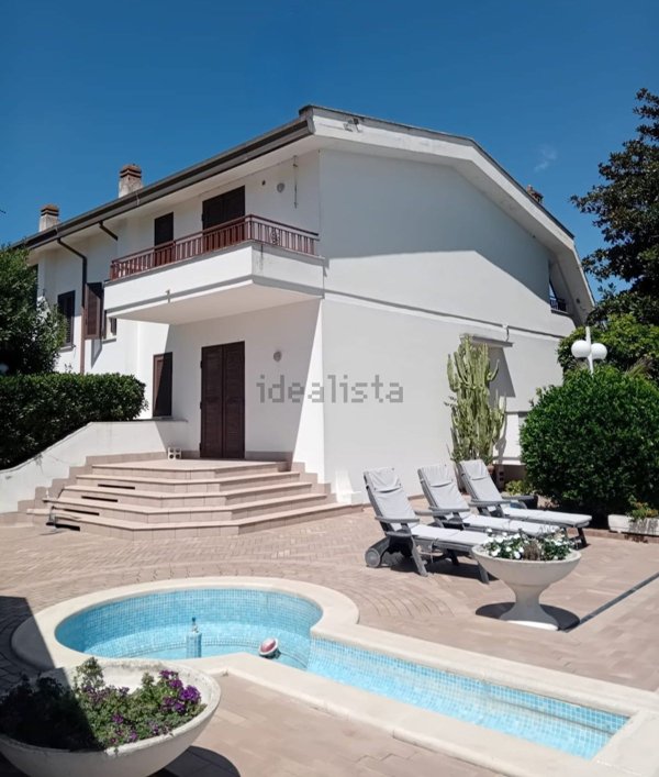 casa indipendente in vendita a Terracina