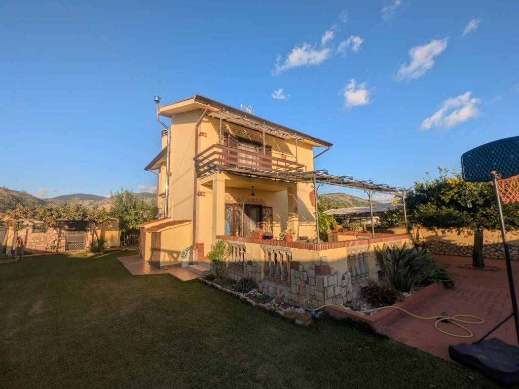 casa indipendente in vendita a Terracina in zona Casaletti