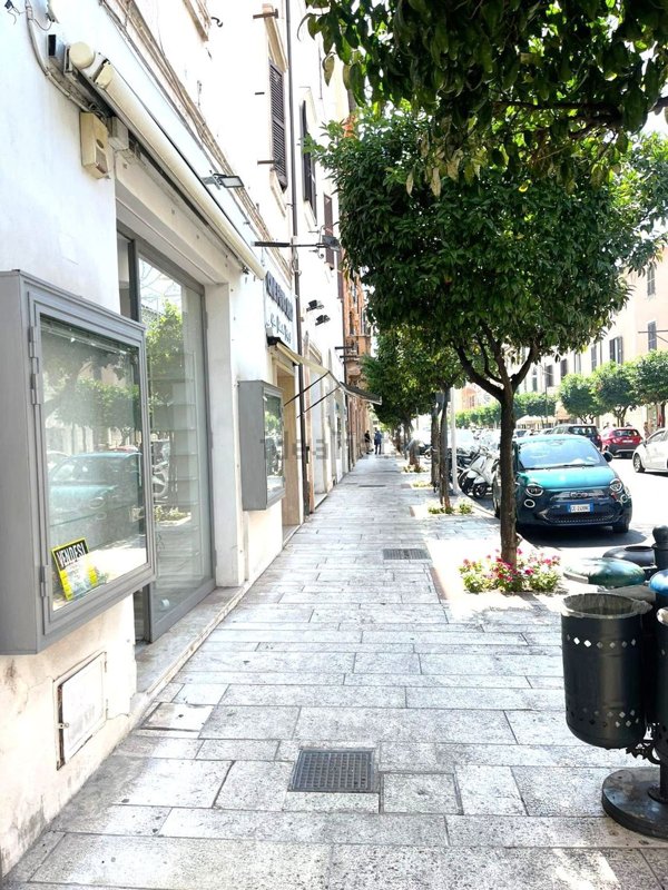 locale commerciale in vendita a Terracina