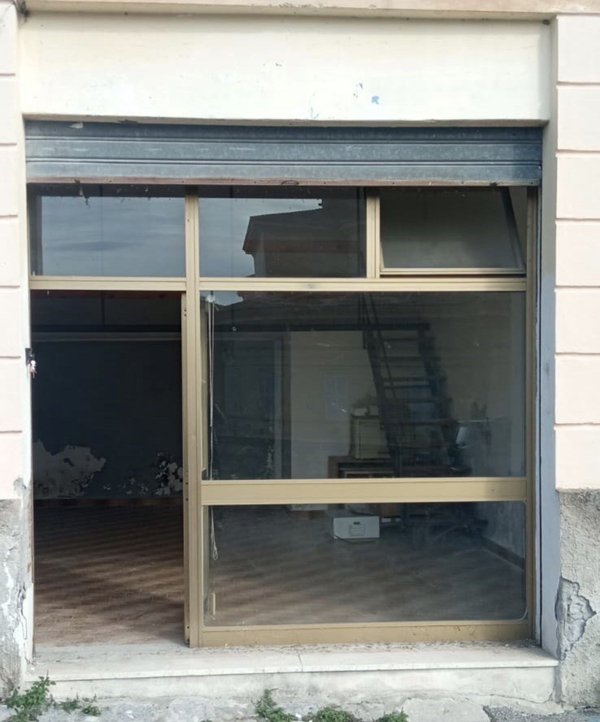 locale commerciale in vendita a Terracina