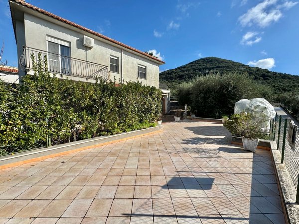 casa indipendente in vendita a Terracina