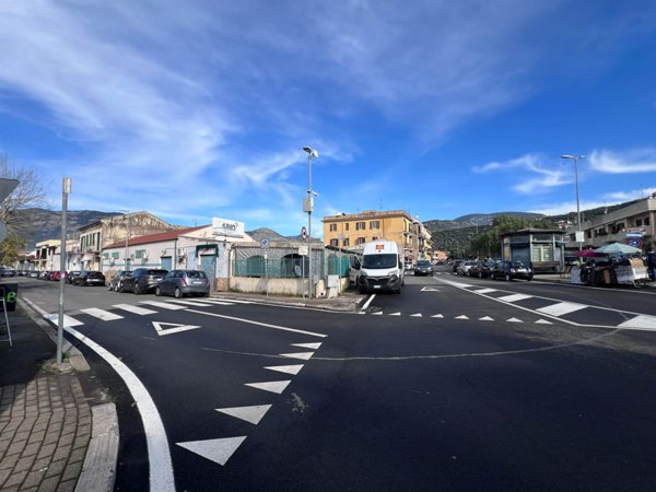 locale commerciale in vendita a Terracina