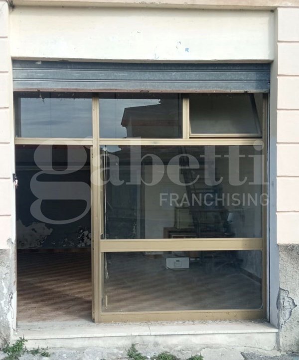 locale commerciale in vendita a Terracina