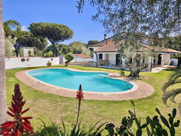 casa indipendente in vendita a Terracina in zona Hermada