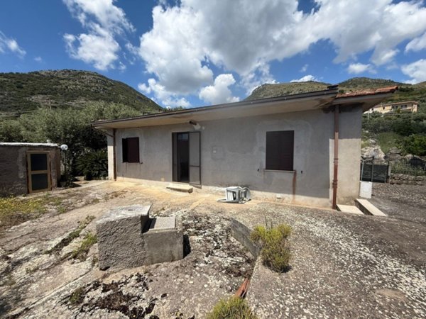 casa indipendente in vendita a Terracina