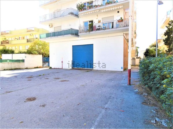 locale commerciale in vendita a Terracina