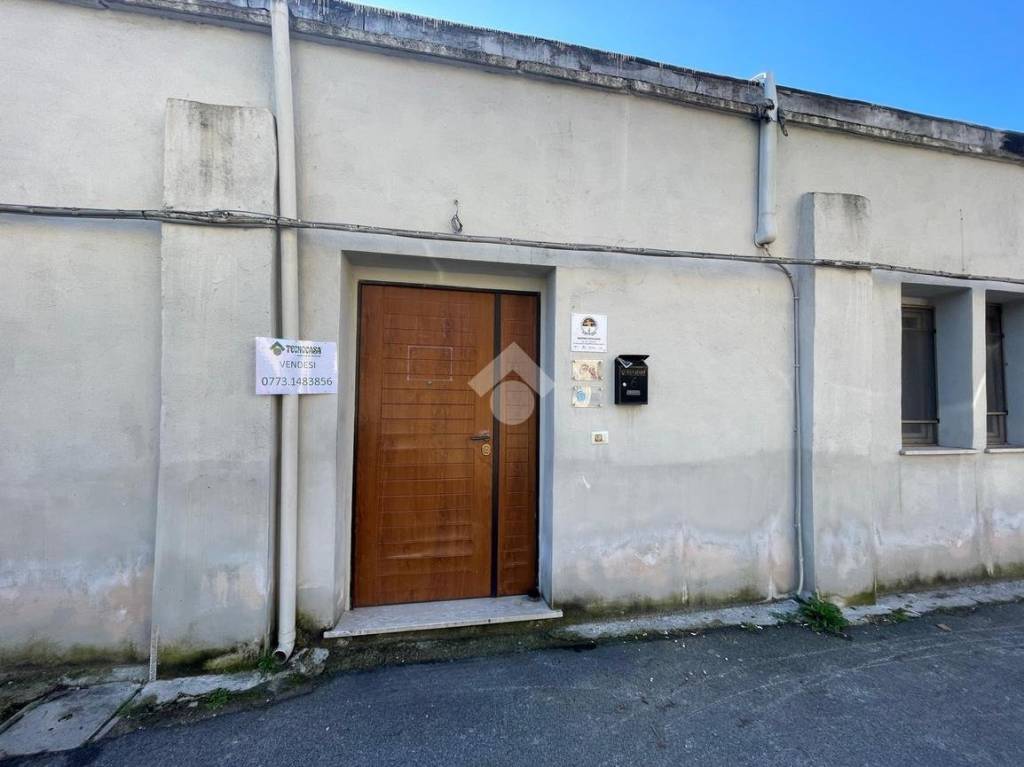 locale commerciale in vendita a Terracina