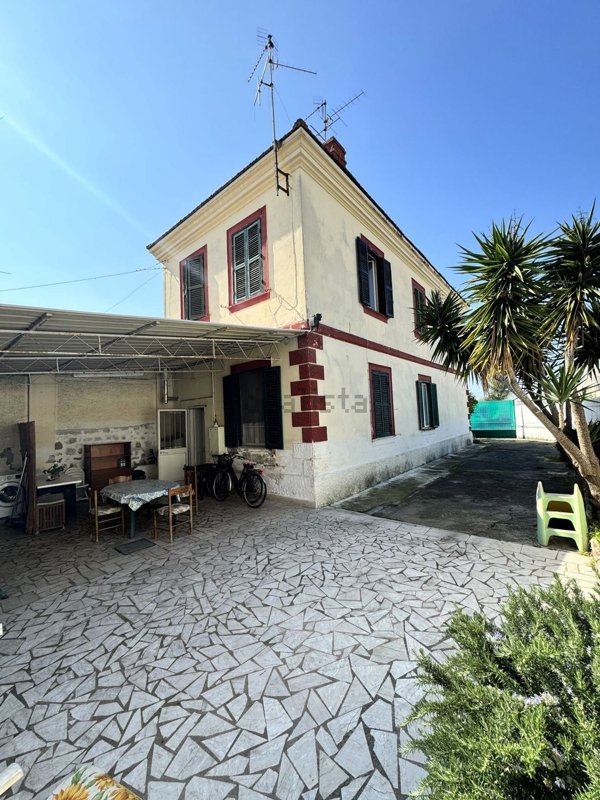 casa indipendente in vendita a Terracina
