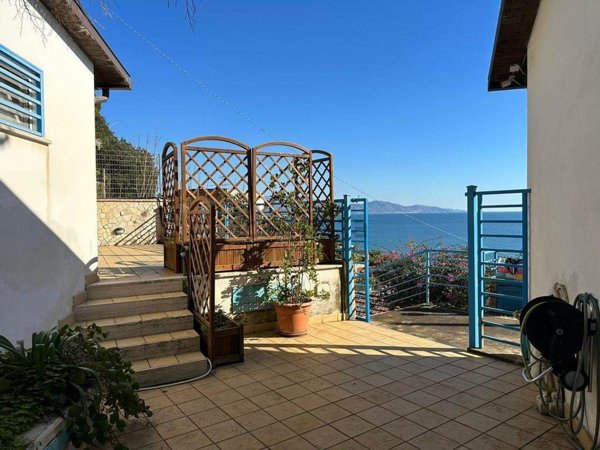 casa indipendente in vendita a Terracina