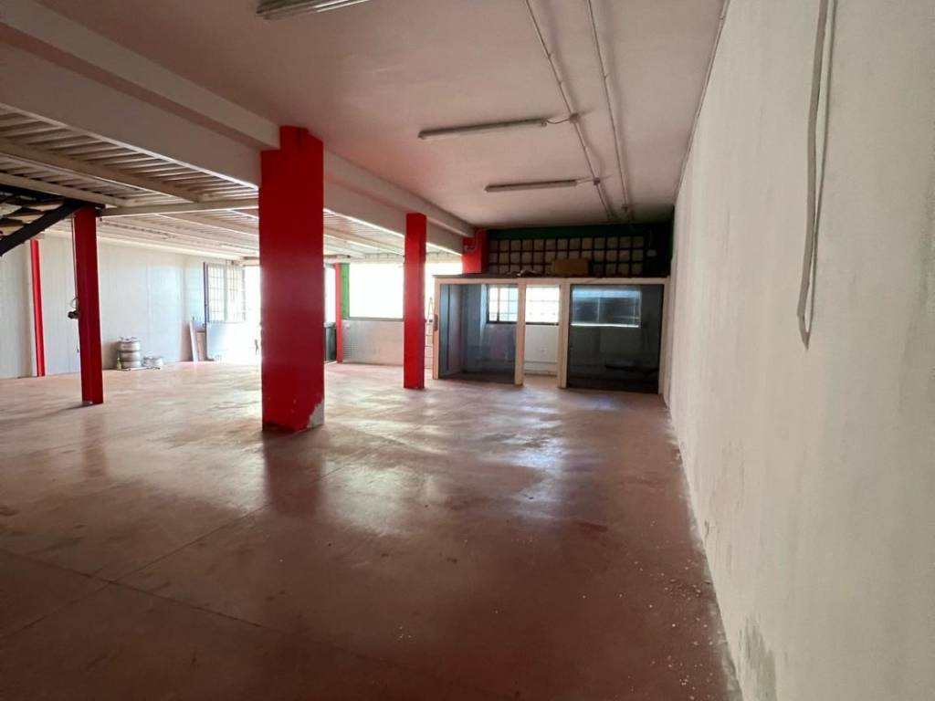 locale commerciale in vendita a Terracina