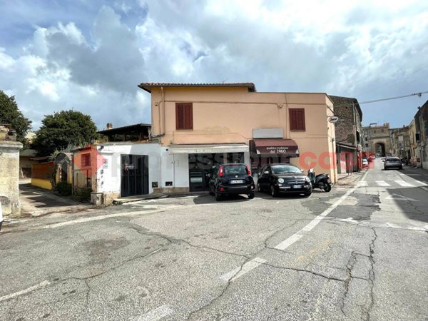 locale commerciale in vendita a Terracina