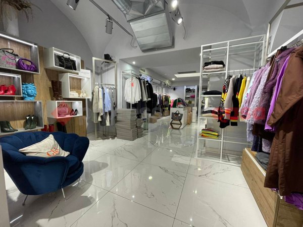 locale commerciale in vendita a Terracina