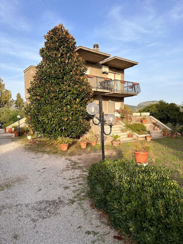 casa indipendente in vendita a Terracina