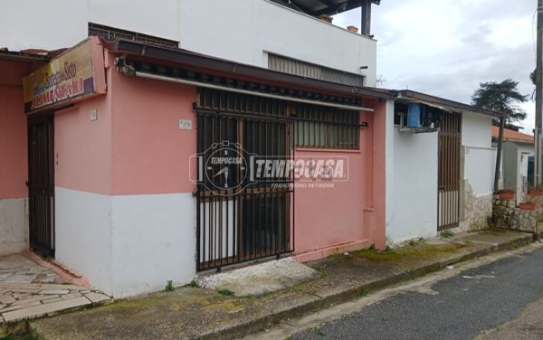 locale commerciale in vendita a Terracina