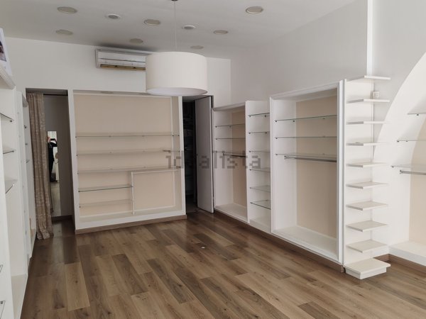 locale commerciale in vendita a Terracina