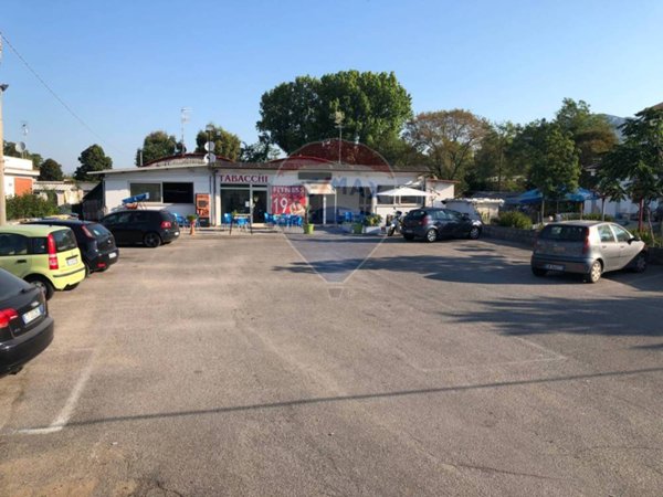 locale commerciale in vendita a Terracina