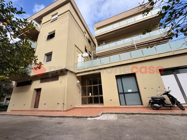 locale commerciale in vendita a Terracina