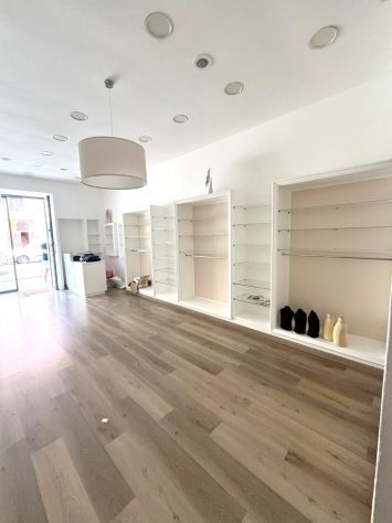 locale commerciale in vendita a Terracina