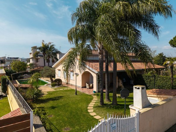casa indipendente in vendita a Terracina