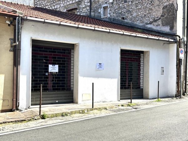 locale commerciale in vendita a Terracina