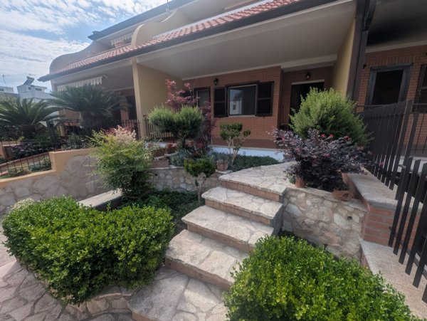 casa indipendente in vendita a Terracina in zona Hermada