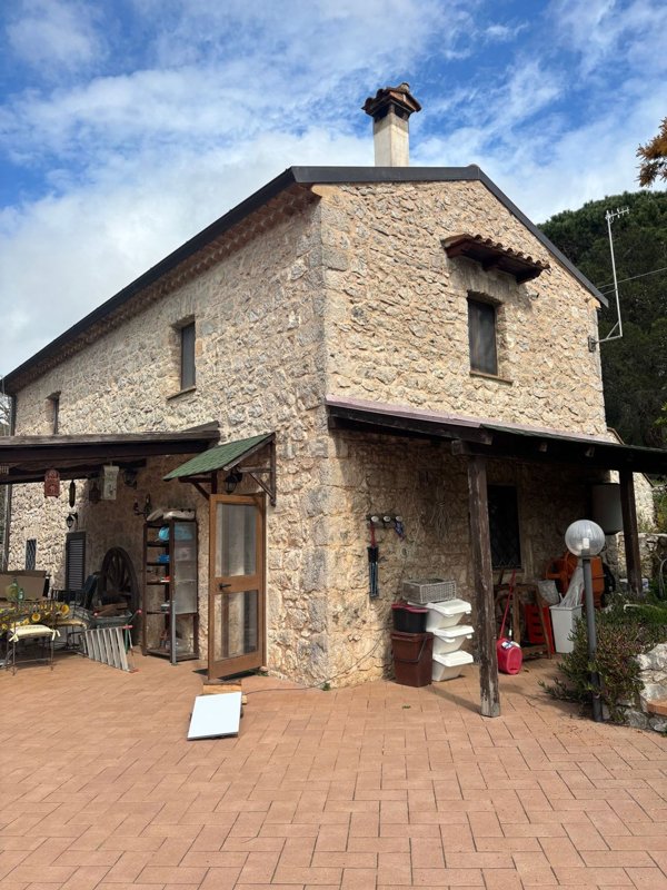 casa indipendente in vendita a Terracina in zona Campolungo