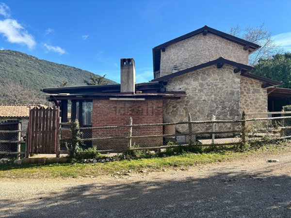 casa indipendente in vendita a Terracina in zona Campolungo