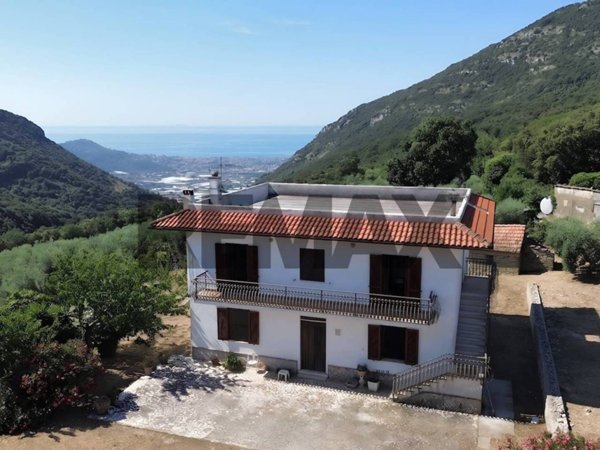 casa indipendente in vendita a Terracina in zona Campolungo