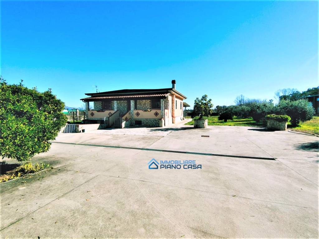 casa indipendente in vendita a Terracina in zona Hermada