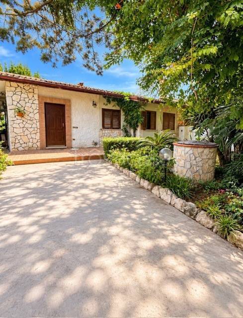 casa indipendente in vendita a Terracina