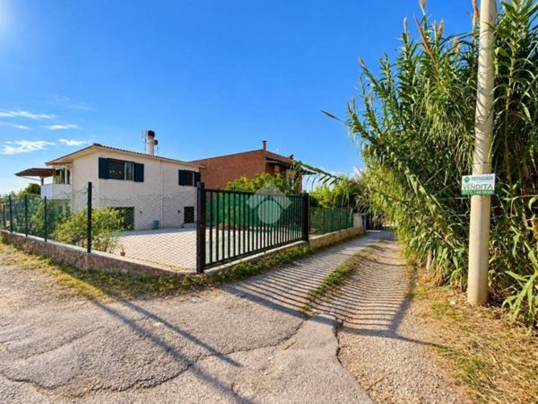 casa indipendente in vendita a Terracina in zona Casaletti