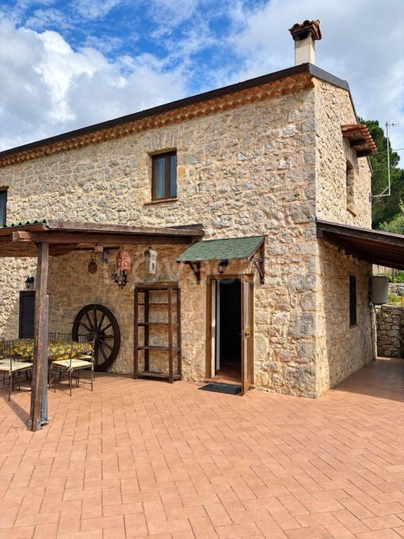 casa indipendente in vendita a Terracina in zona Casaletti