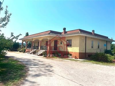 casa indipendente in vendita a Terracina