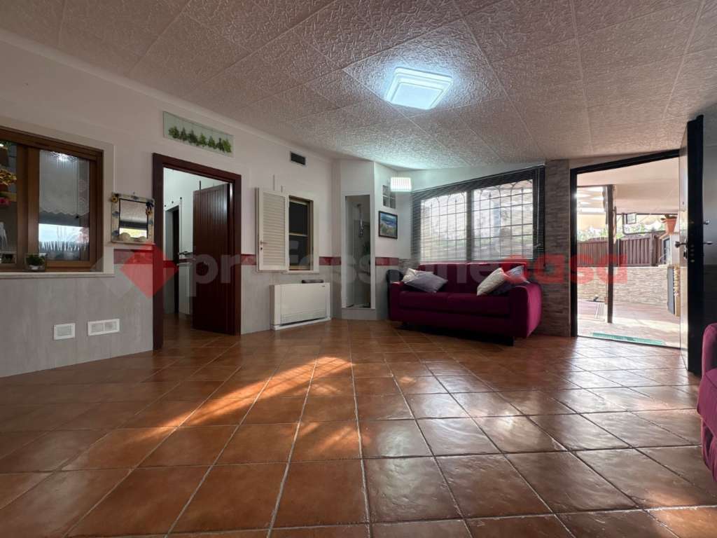 casa indipendente in vendita a Terracina in zona Hermada