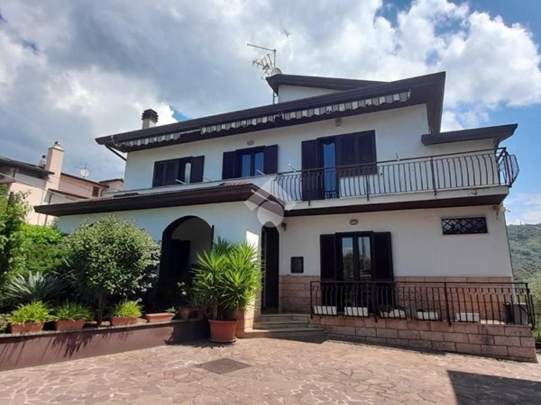 casa indipendente in vendita ad Alatri in zona Tecchiena