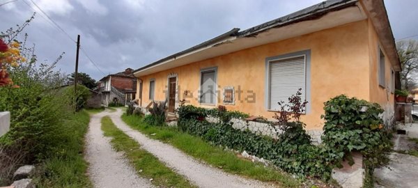 casa indipendente in vendita ad Alatri in zona Tecchiena