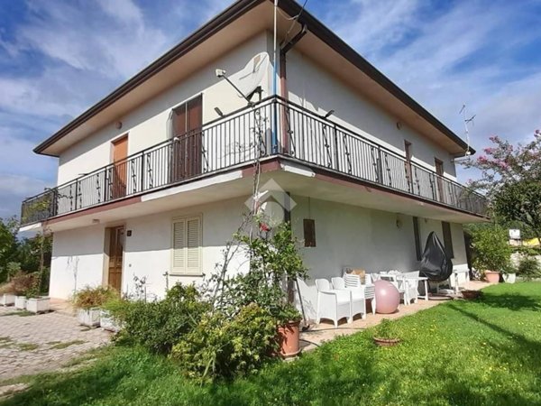 casa indipendente in vendita ad Alatri in zona Tecchiena