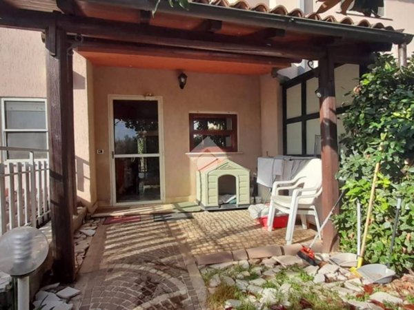 casa indipendente in vendita ad Alatri in zona Tecchiena