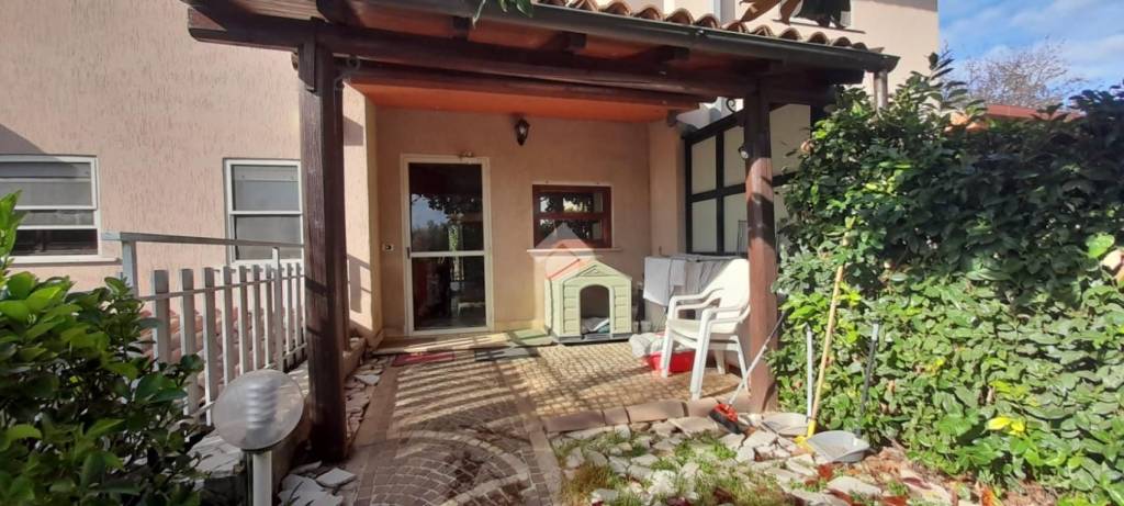 casa indipendente in vendita ad Alatri in zona Tecchiena