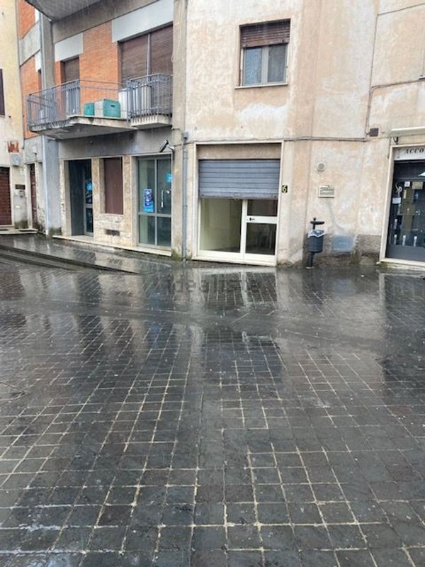 locale commerciale in vendita ad Alatri