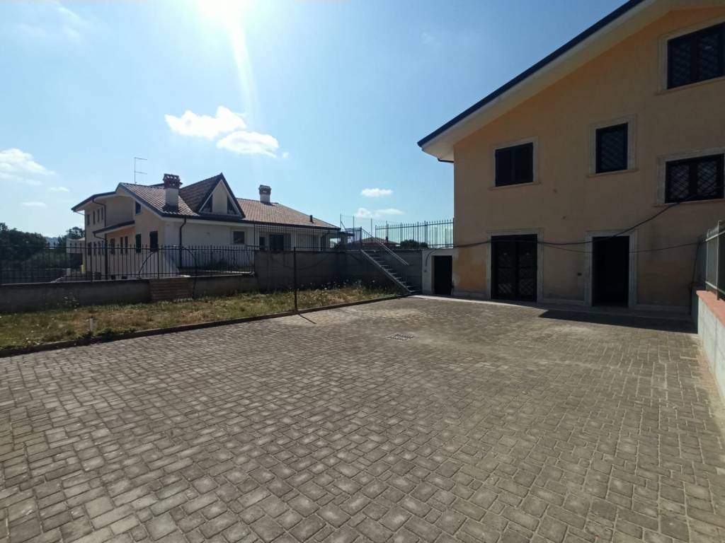 casa indipendente in vendita ad Alatri in zona Tecchiena
