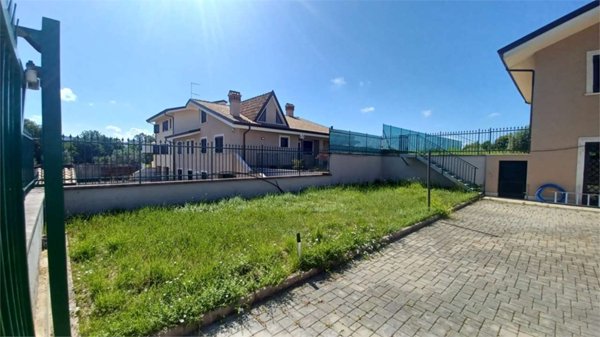 casa indipendente in vendita ad Alatri in zona Tecchiena