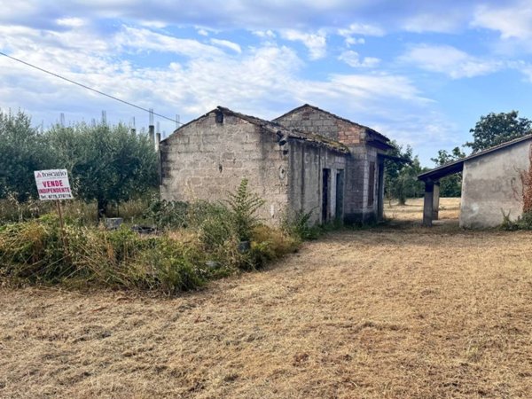 casa indipendente in vendita ad Alatri in zona Tecchiena