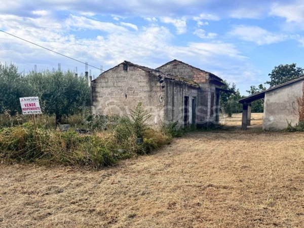 casa indipendente in vendita ad Alatri in zona Tecchiena