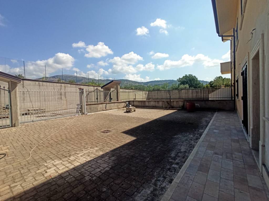 casa indipendente in vendita ad Alatri in zona Tecchiena