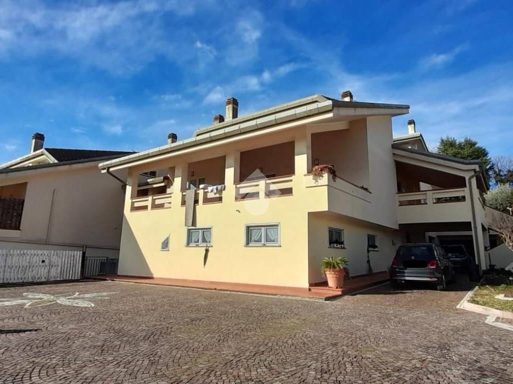casa indipendente in vendita ad Alatri