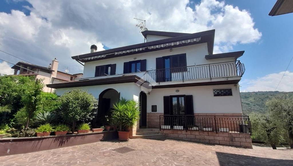 casa indipendente in vendita ad Alatri in zona Tecchiena