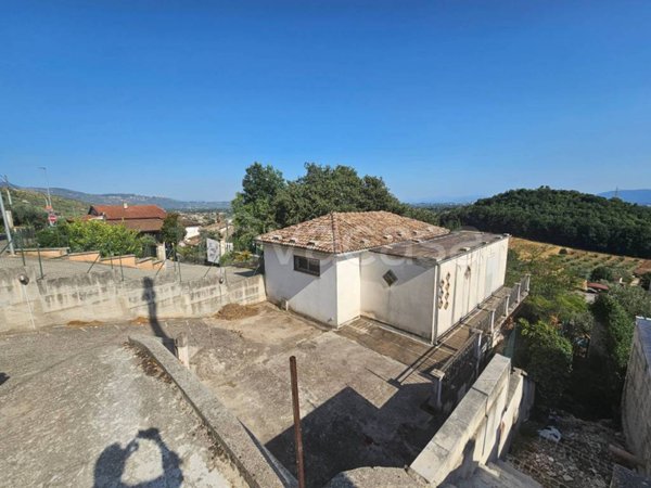 casa indipendente in vendita ad Alatri in zona Tecchiena