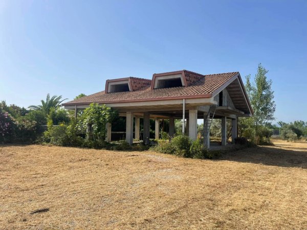 casa indipendente in vendita ad Alatri in zona Tecchiena